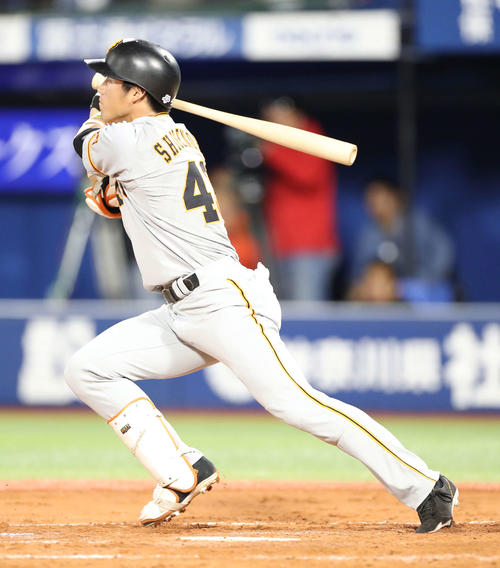 DeNA対巨人　9回表巨人1死三塁、右越え2点本塁打を放つ重信（撮影・河野匠）