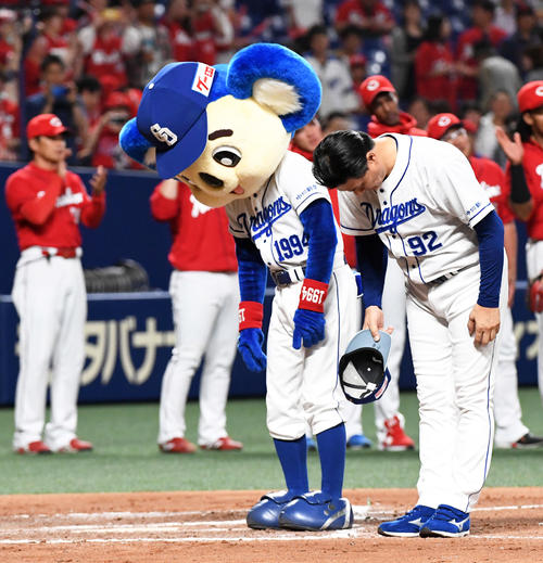 ファンに頭を下げる与田監督（右）とドアラ（撮影・前岡正明）