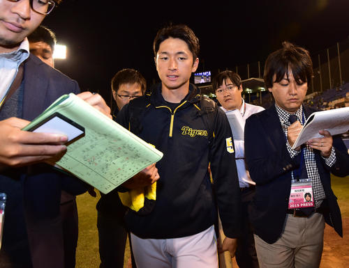 ヤクルト対阪神　試合を終え引き揚げる近本（撮影・清水貴仁）