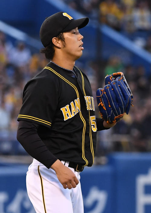 ヤクルト対阪神　1回裏ヤクルト無死、太田賢吾の投ゴロを一塁へ暴投し肩を落とす青柳（撮影・横山健太）