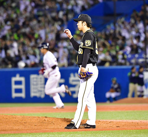 ヤクルト対阪神　4回裏ヤクルト無死一塁、村上に左越え2点本塁打を浴びる青柳（撮影・清水貴仁）