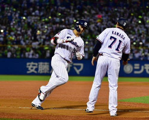ヤクルト対阪神　4回裏ヤクルト無死一塁、左越え2点本塁打を放つ村上（撮影・清水貴仁）