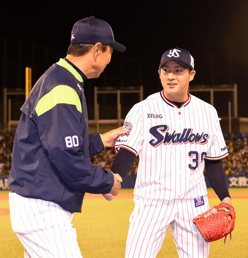ヤクルト対阪神　プロ入り初セーブをあげヤクルト小川監督（左）と握手を交わす梅野（撮影・横山健太）