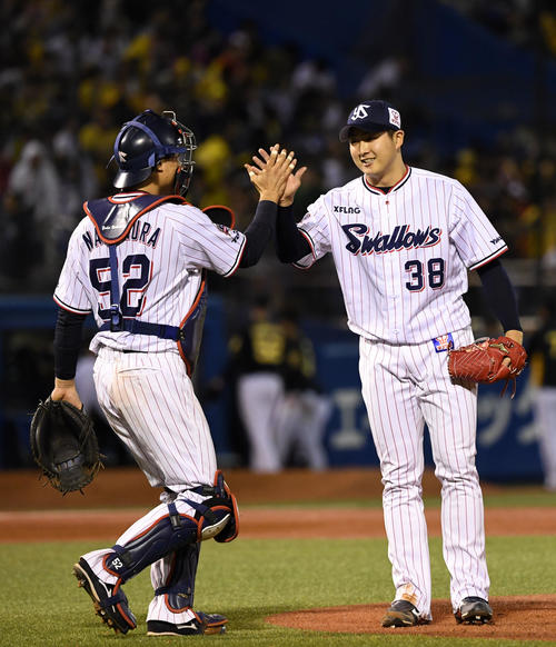 ヤクルト対阪神　プロ入り初セーブをあげヤクルト中村（左）とタッチを交わす梅野（撮影・横山健太）