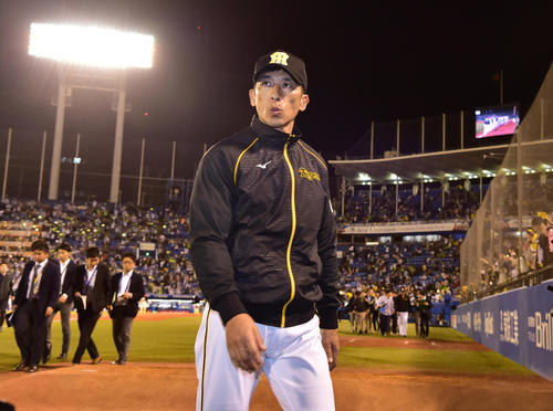ヤクルト対阪神　ヤクルトに敗れ厳しい顔で引き揚げる矢野監督（撮影・清水貴仁）