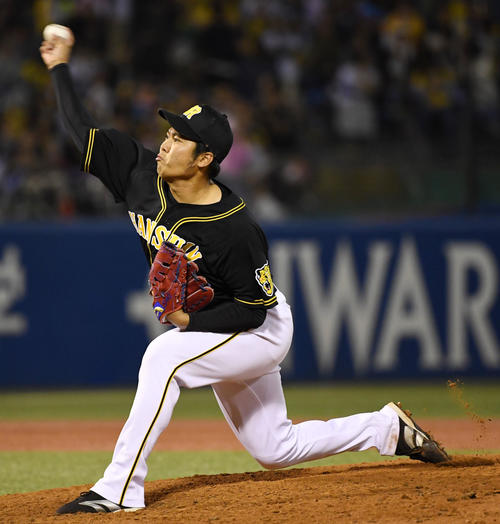 ヤクルト対阪神　5回裏から2番手として登板した阪神福永（撮影・横山健太）