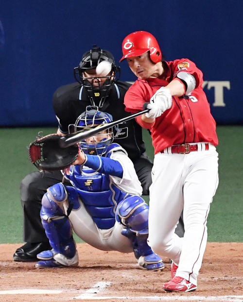 左越え本塁打を放つ広島長野（2019年4月2日撮影）