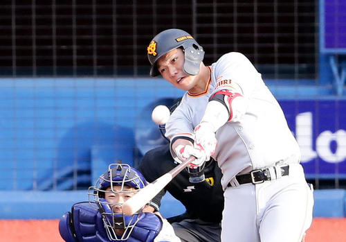 DeNA対巨人　1回表巨人無死一塁、坂本勇は先制2点本塁打を放つ（撮影・浅見桂子）