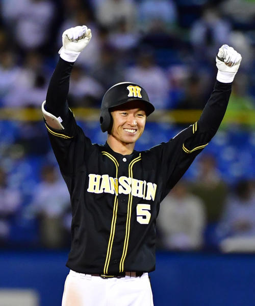 ヤクルト対阪神　9回表阪神無死一、二塁、三塁線へのバント安打と投手近藤の一塁悪送球で追加点を奪う近本（撮影・清水貴仁）