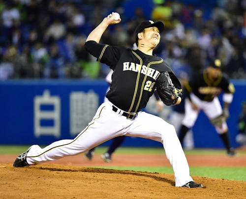 ヤクルト対阪神　8回に登板する藤川（撮影・清水貴仁）