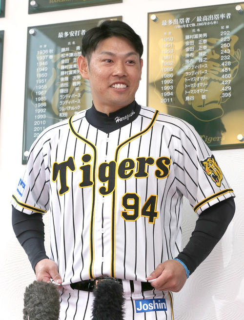 ユニホーム姿で会見に臨んだ原口は笑顔を見せる（2019年3月7日撮影）
