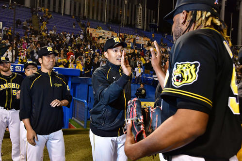 ヤクルト対阪神　勝利投手の秋山拓巳（右から2人目）は最後を締めたドリス（右）を迎える。左からジョンソン、島本、藤川（撮影・清水貴仁）