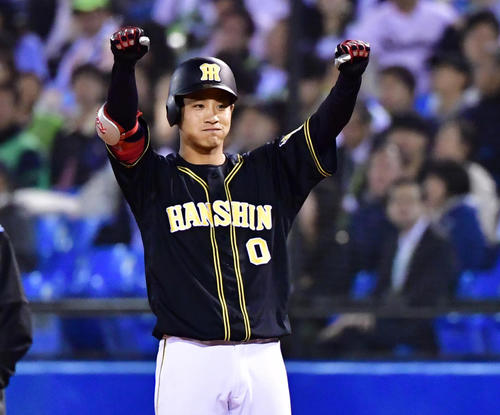 ヤクルト対阪神　4回表阪神1死一、二塁、勝ち越しの右前適時打を放つ木浪聖也（撮影・清水貴仁）