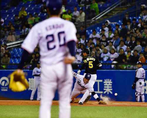 ヤクルト対阪神　9回表阪神無死一、二塁、三塁線へのバント安打と投手近藤一樹の一塁悪送球で追加点を奪う近本光司（撮影・清水貴仁）