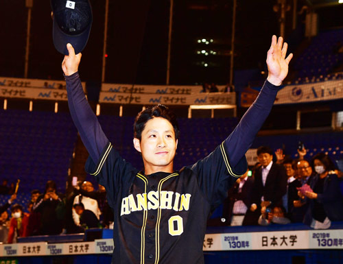 ヤクルト対阪神　ヒーローインタビューを終えファンに手を振る木浪聖也（撮影・清水貴仁）
