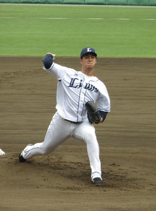 投球練習を行う西武高橋光（撮影・栗田成芳）