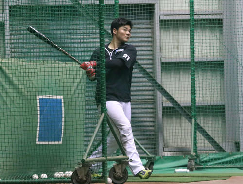 4月、室内練習場で打撃練習する日本ハム清宮