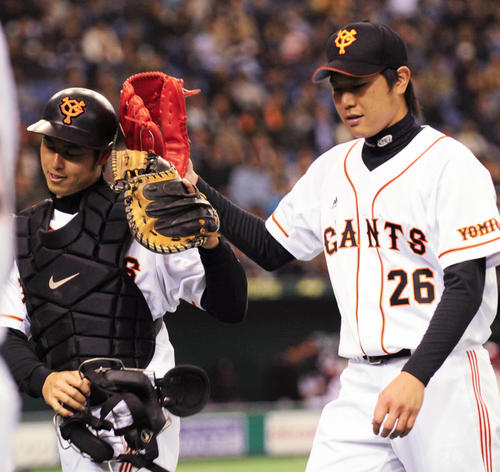巨人時代の内海哲也（右）と星孝典（2009年3月29日撮影）