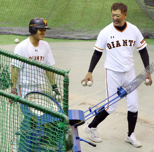 室内で打撃練習を終えた巨人田中俊（左）は後藤コーチと話しながらボールを集める（撮影・垰建太）