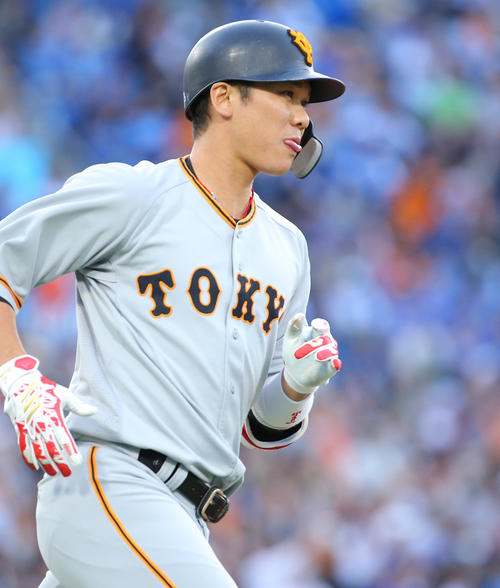 本塁打を放ち舌を出しながら走る坂本勇（2019年5月6日撮影）
