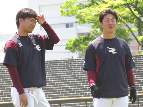本拠地で調整する辛島（左）と美馬