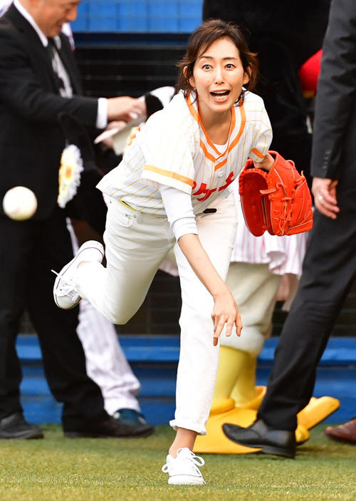 始球式を行う木村多江（撮影・清水貴仁）