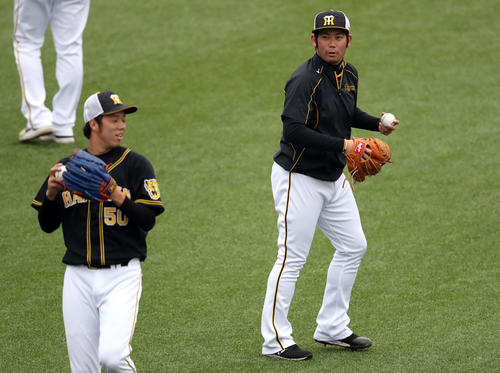 ヤクルト対阪神　試合前の練習で青柳（左）と話ながらキャッチボールをする岩田（撮影・狩俣裕三）