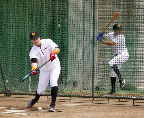 室内で並んで打撃練習を行う巨人ゲレーロ（手前）とビヤヌエバ（撮影・垰建太）