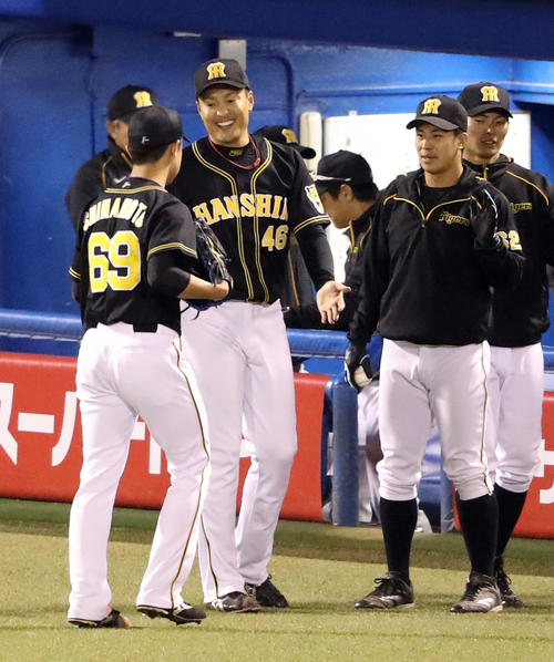 ヤクルト対阪神　6回裏を抑えた島本（手前）を笑顔で迎える秋山（中央）（撮影・狩俣裕三）