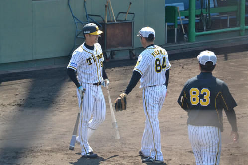 平田勝男2軍監督から声をかけられる阪神・原口文仁捕手（左）
