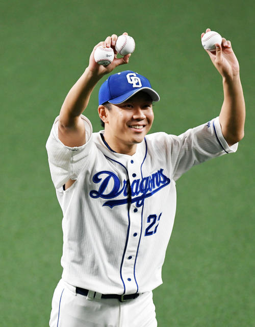 中日対広島　広島を完封した大野雄大は笑顔でファンに勝利の報告をする（撮影・前岡正明）