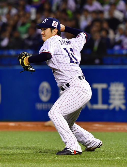 ヤクルト対阪神　4回表阪神1死一、二塁、秋山の投前バントを捕り三塁封殺とする原（撮影・清水貴仁）
