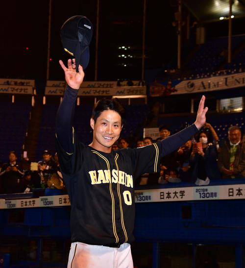 ヤクルト対阪神　プロ初のヒーローインタビューを終え、ファンに手を振る木浪（撮影・清水貴仁）