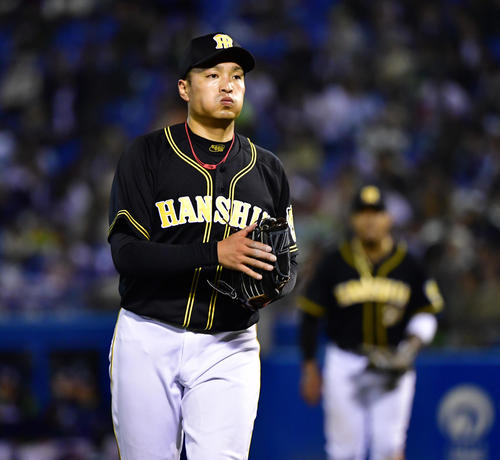 ヤクルト対阪神　4回裏ヤクルト2死一塁、中村悠平を中飛に打ち取りグラブをたたく秋山（撮影・清水貴仁）