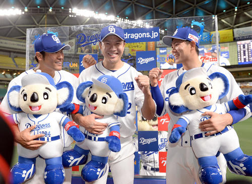 中日対広島　試合終了、ヒーローインタビューを終え笑顔でポーズを決める（左から）平田、大野雄大、高橋周平（撮影・森本幸一）