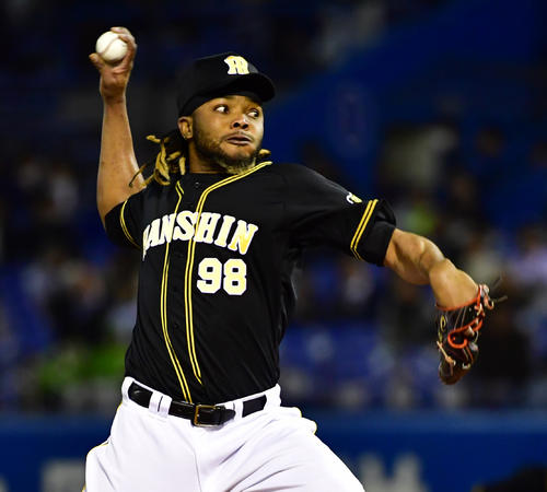 ヤクルト対阪神　9回、3者凡退で試合を締めるラファエル・ドリス（撮影・清水貴仁）