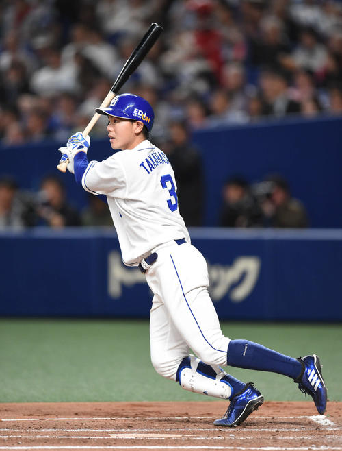 中日対広島　2回裏中日無死一塁、左中間へ適時二塁打を放つ高橋（撮影・森本幸一）