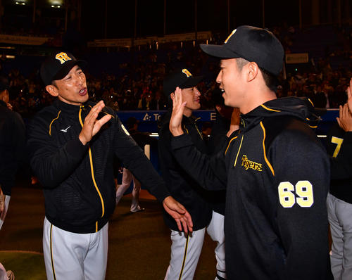 ヤクルト対阪神　接戦をものにし阪神島本（右）らを出迎える矢野耀大監督（撮影・清水貴仁）