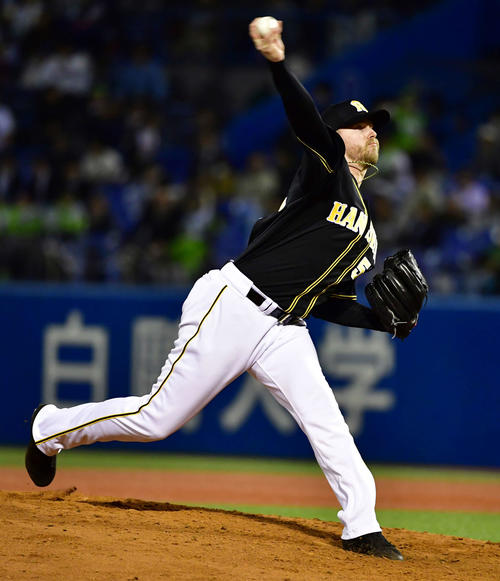 ヤクルト対阪神　8回、4番手で登板するジョンソン（撮影・清水貴仁）