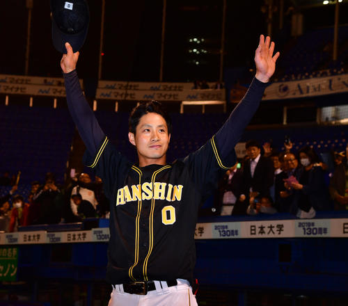 ヤクルト対阪神　ヒーローインタビューを終えファンに手を振る阪神木浪（撮影・清水貴仁）