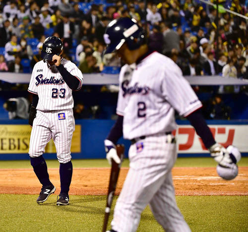 ヤクルト対阪神　6回裏ヤクルト2死一、二塁、大引（右）は右飛に倒れがっくりとベンチへ引き揚げる。左は青木（撮影・小沢裕）