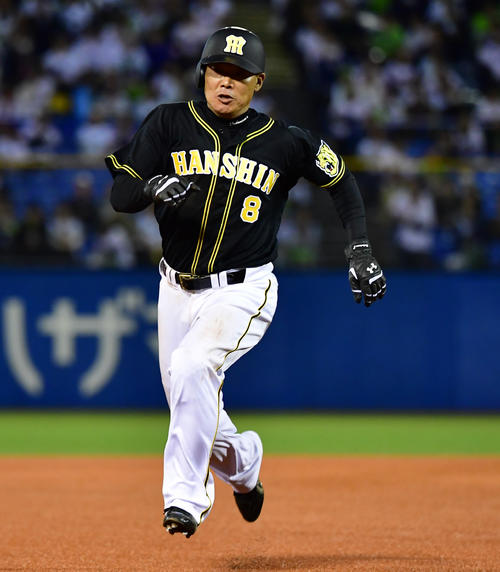 6回表阪神1死一、二塁、木浪聖也の中飛でタッチアップし三塁に進む福留孝介（撮影・清水貴仁）