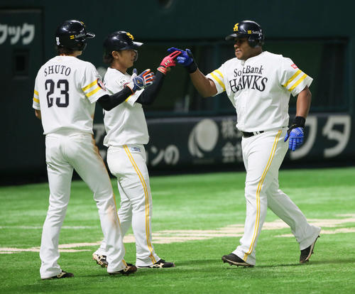 1回裏ソフトバンク無死一、三塁、アルフレド・デスパイネ・ロドリゲスは中越えに3点本塁打を放ちナインの出迎えを受ける（2019年5月6日撮影）