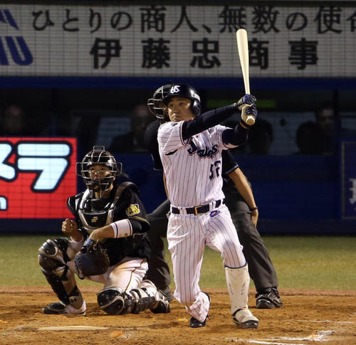 ヤクルト対阪神　12回裏ヤクルト2死二塁、同点適時二塁打を放つ中村（撮影・狩俣裕三）