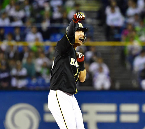 ヤクルト対阪神　12回表阪神1死一、二塁、左中間をやぶる勝ち越しの2点適時二塁打を放つ中谷（撮影・清水貴仁）