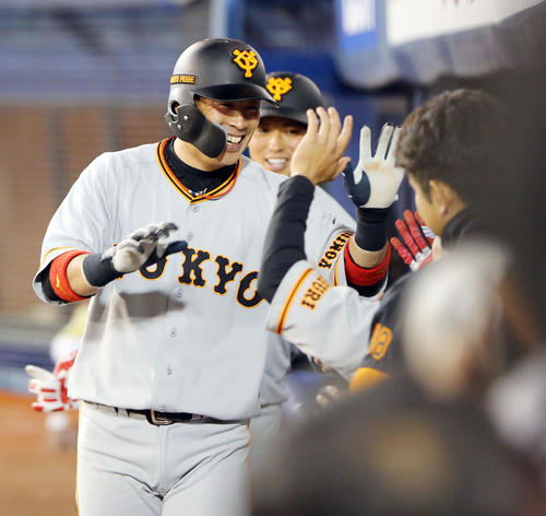 DeNA対巨人　7回の攻撃を終え逆転の適時打を放った巨人亀井はナインと笑顔でタッチを交わす（撮影・垰建太）