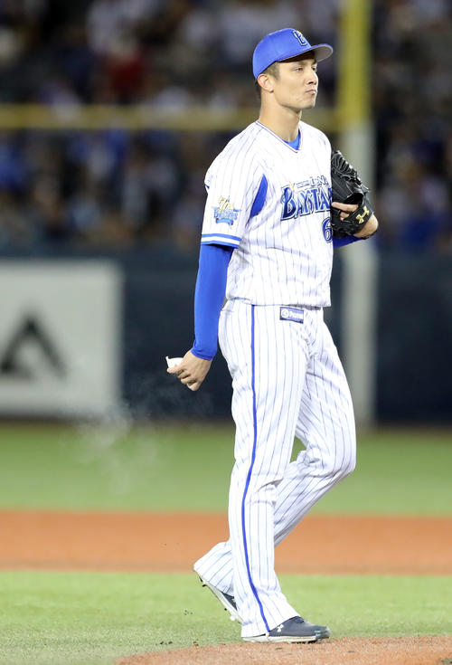 DeNA対巨人　7回表巨人2死満塁、亀井に逆転の適時打を許し厳しい表情の国吉（撮影・垰建太）