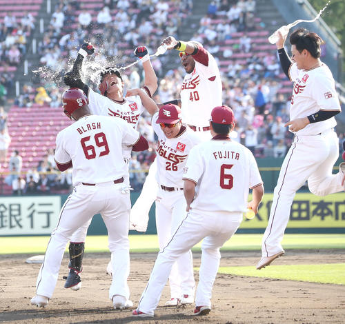 楽天対ソフトバンク　9回裏楽天1死満塁、中越えにサヨナラ打を放ち水をかけられ喜ぶ辰己（撮影・野上伸悟）