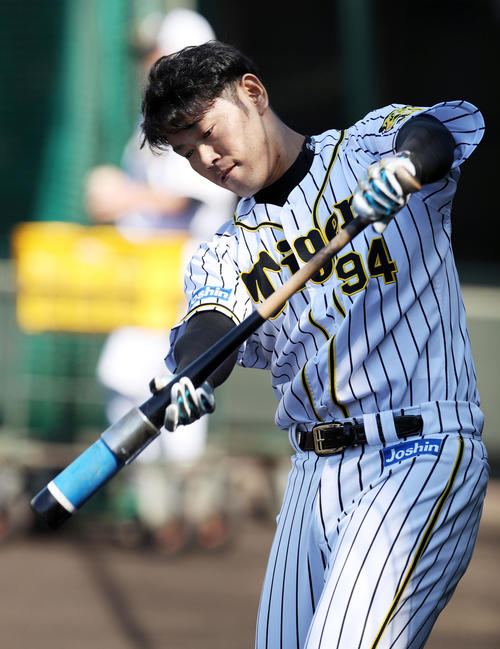 ウエスタン・リーグ　阪神対中日　試合前の練習で汗を流す阪神原口（撮影・前田充）