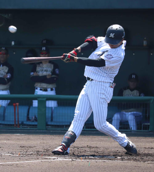 イースタン・リーグ　ロッテ対日本ハム　初回ロッテ無死、左前打を放つ藤原（撮影・久永壮真）